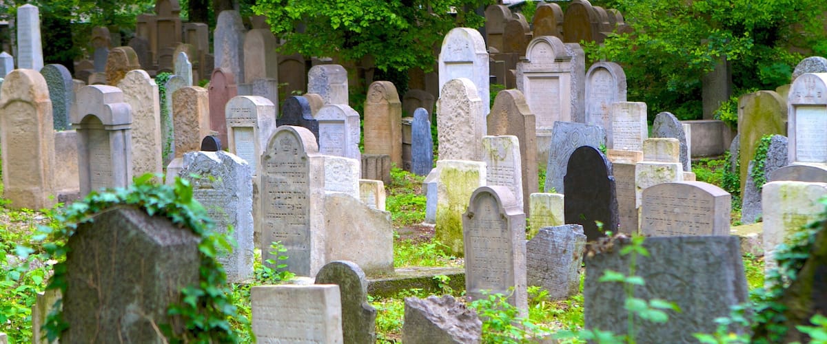 Jewish Cemetery showing a cemetery and a memorial