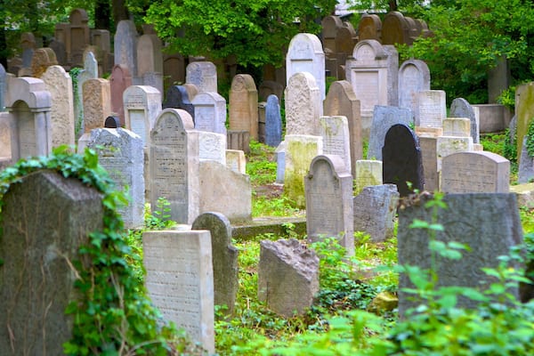 Jewish Cemetery showing a cemetery and a memorial