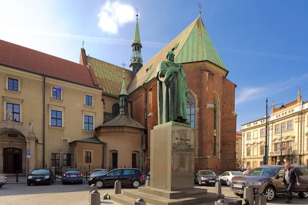 Franziskaner-Kirche und Kloster welches beinhaltet Kirche oder Kathedrale, Platz oder Plaza und Statue oder Skulptur