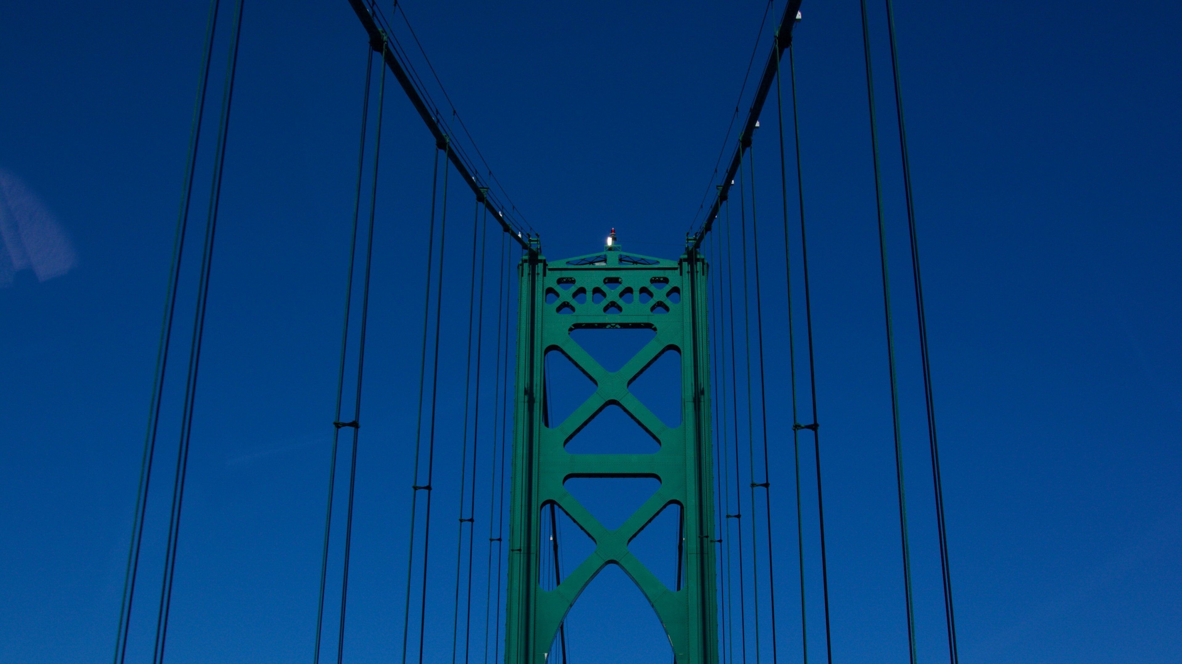 Newport Bridge som viser skyline og en bro