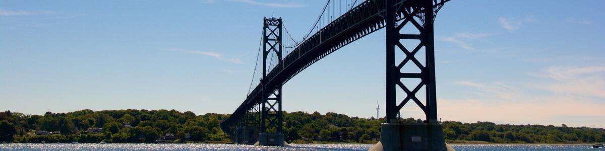Newport Bridge welches beinhaltet Brücke und allgemeine Küstenansicht