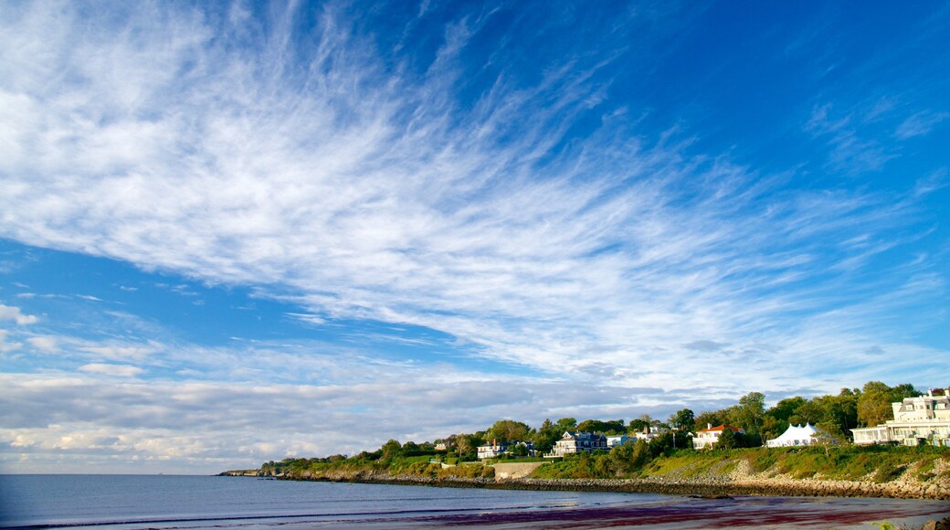 Easton\'s Beach featuring a coastal town and general coastal views
