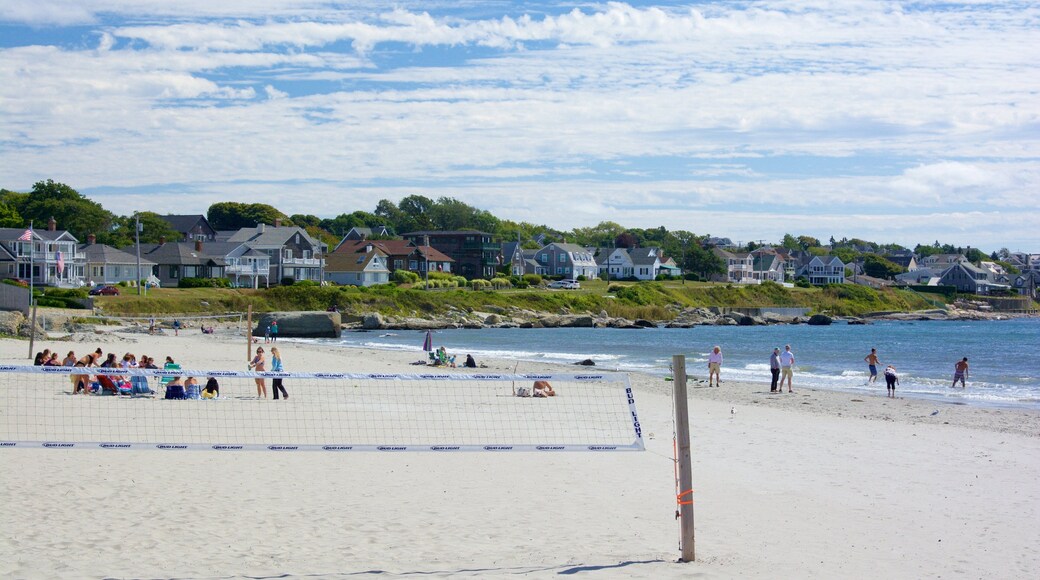 Easton\'s Beach toont een kuststadje en een zandstrand