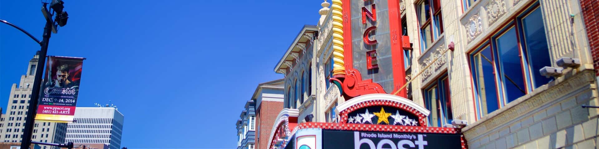Centro de Artes Cênicas Providence mostrando sinalização e uma cidade
