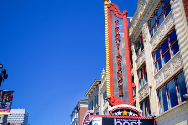 Providence Performing Arts Center montrant ville et signalisation