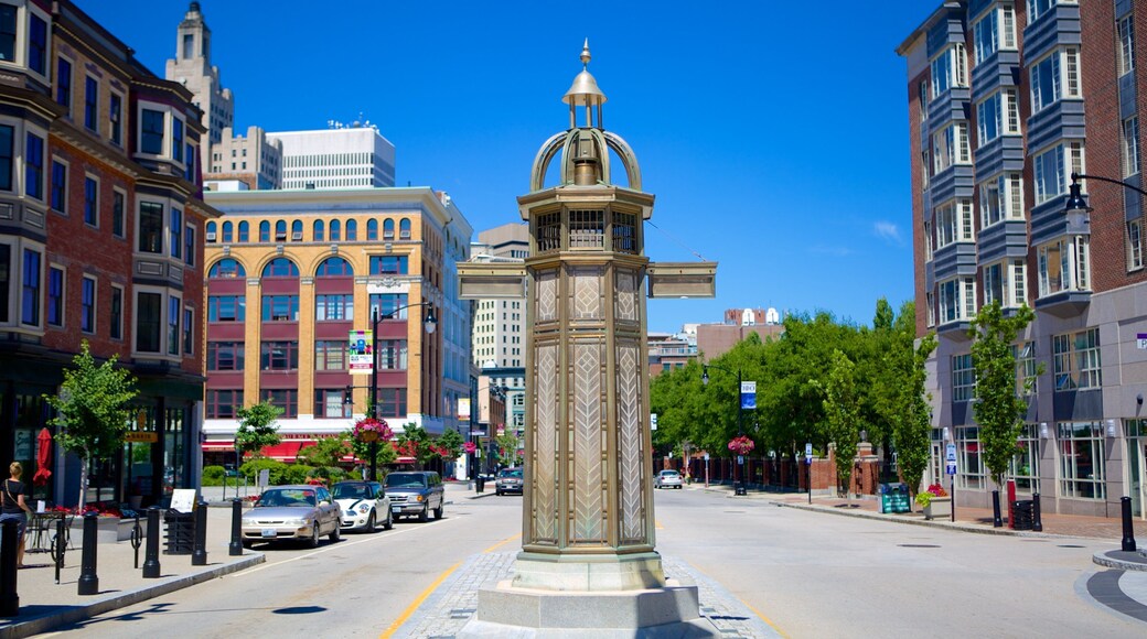 Providence Performing Arts Center welches beinhaltet Straßenszenen
