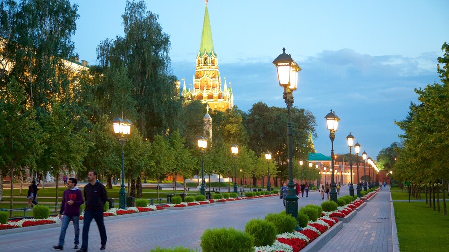 Alexander Gardens som inkluderar en trÀdgÄrd sÄvÀl som en liten grupp av mÀnniskor