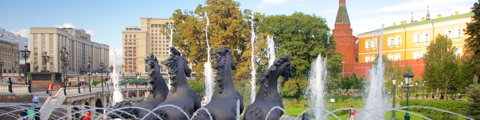 Alexander Gardens featuring a statue or sculpture and a fountain as well as children