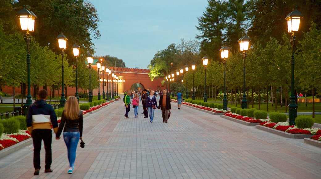Jardines de Alejandro mostrando un jardín y también una pareja