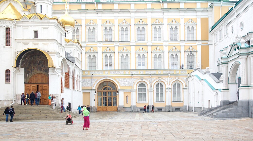 Kremlin våpenmuseum som viser torg eller plass og historisk arkitektur