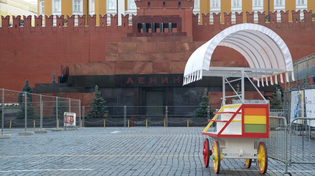 Lenin\'s Mausoleum showing a square or plaza