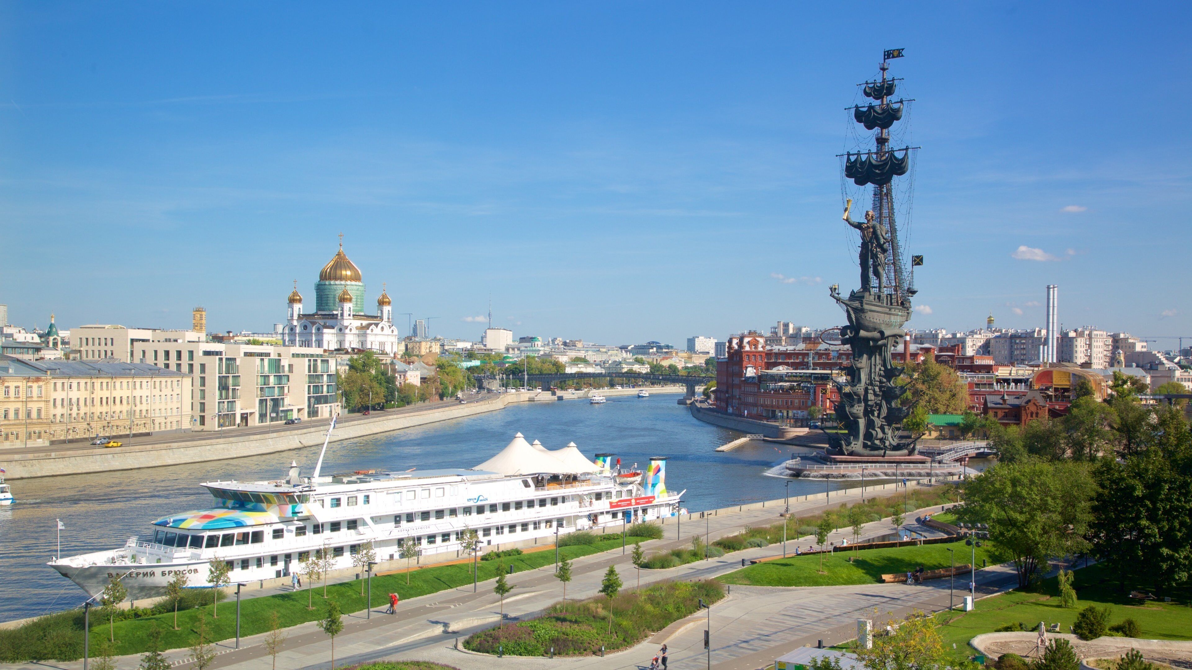 Nueva Galería Tretiakov - Museo de Arte Moderno ofreciendo una ciudad y un río o arroyo