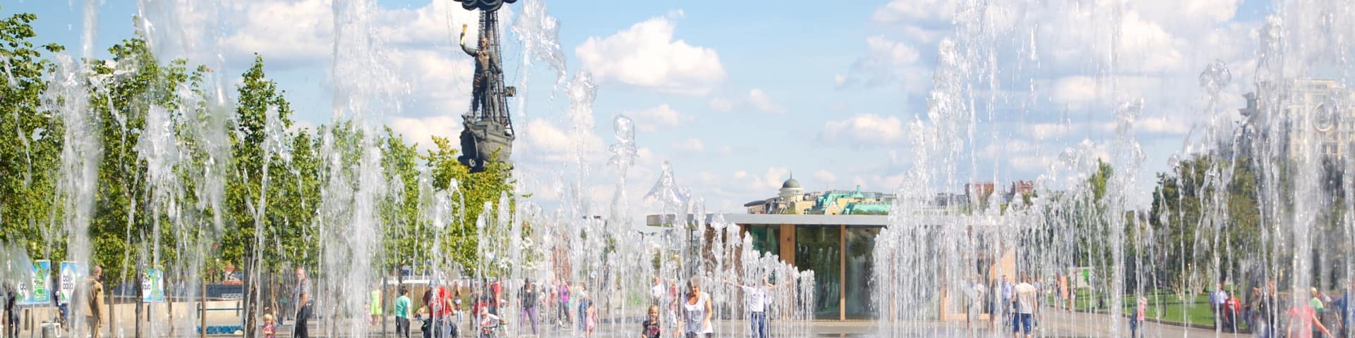 Peter the Great Monument which includes a fountain