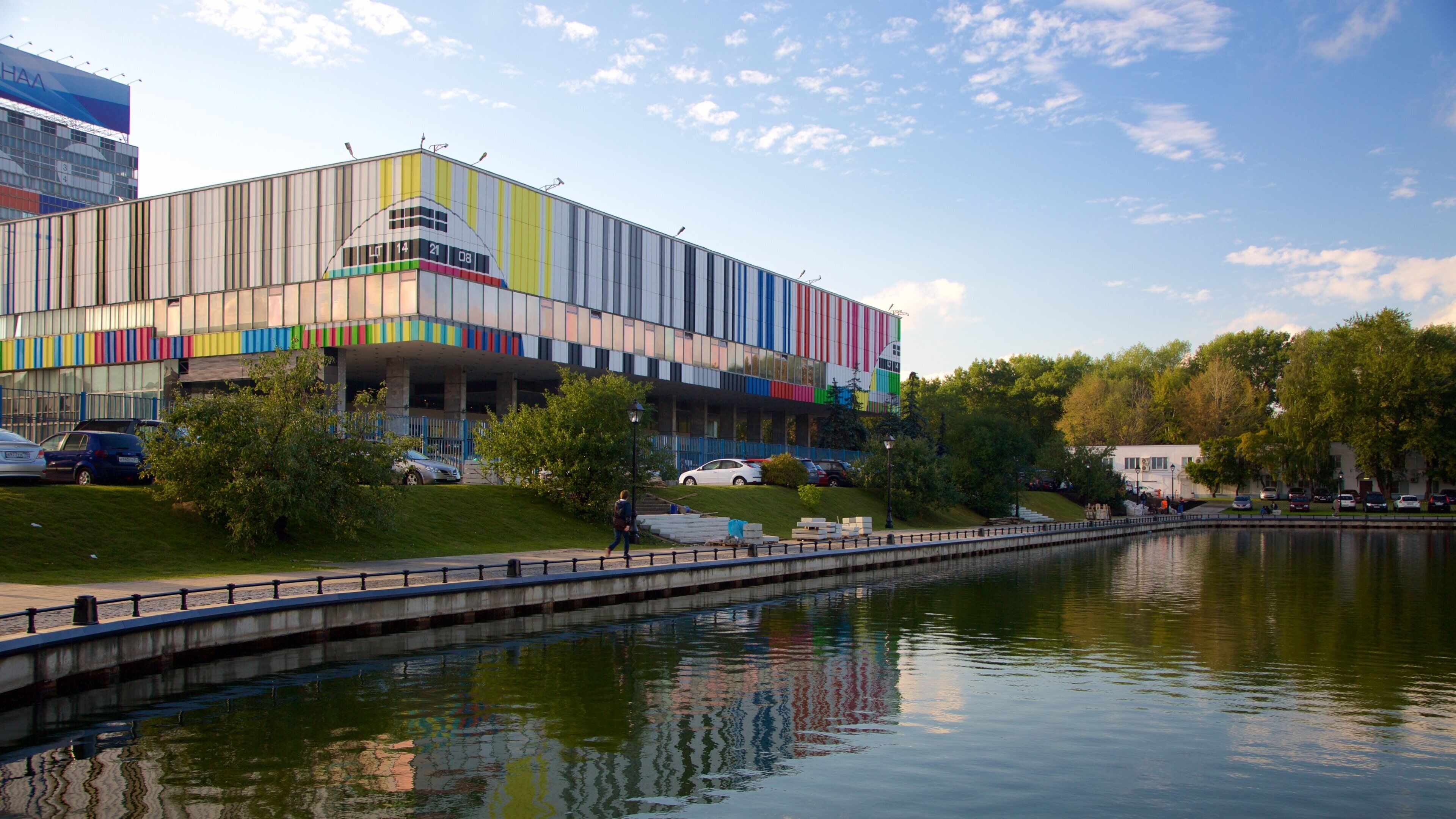 Torre de televisión Ostánkino que incluye un estanque