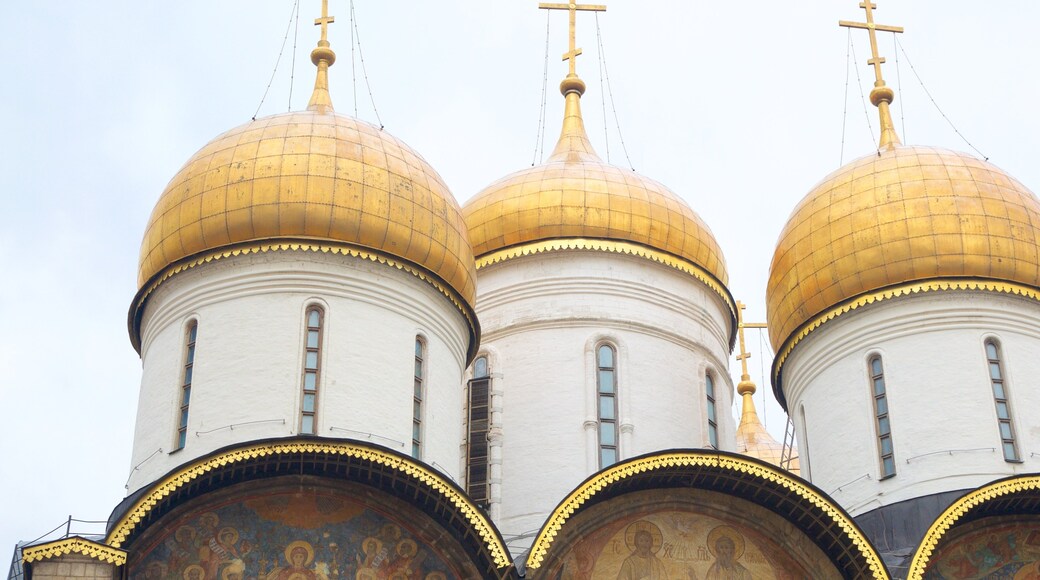 Uspenskijkatedralen som inkluderar en kyrka eller katedral och historisk arkitektur