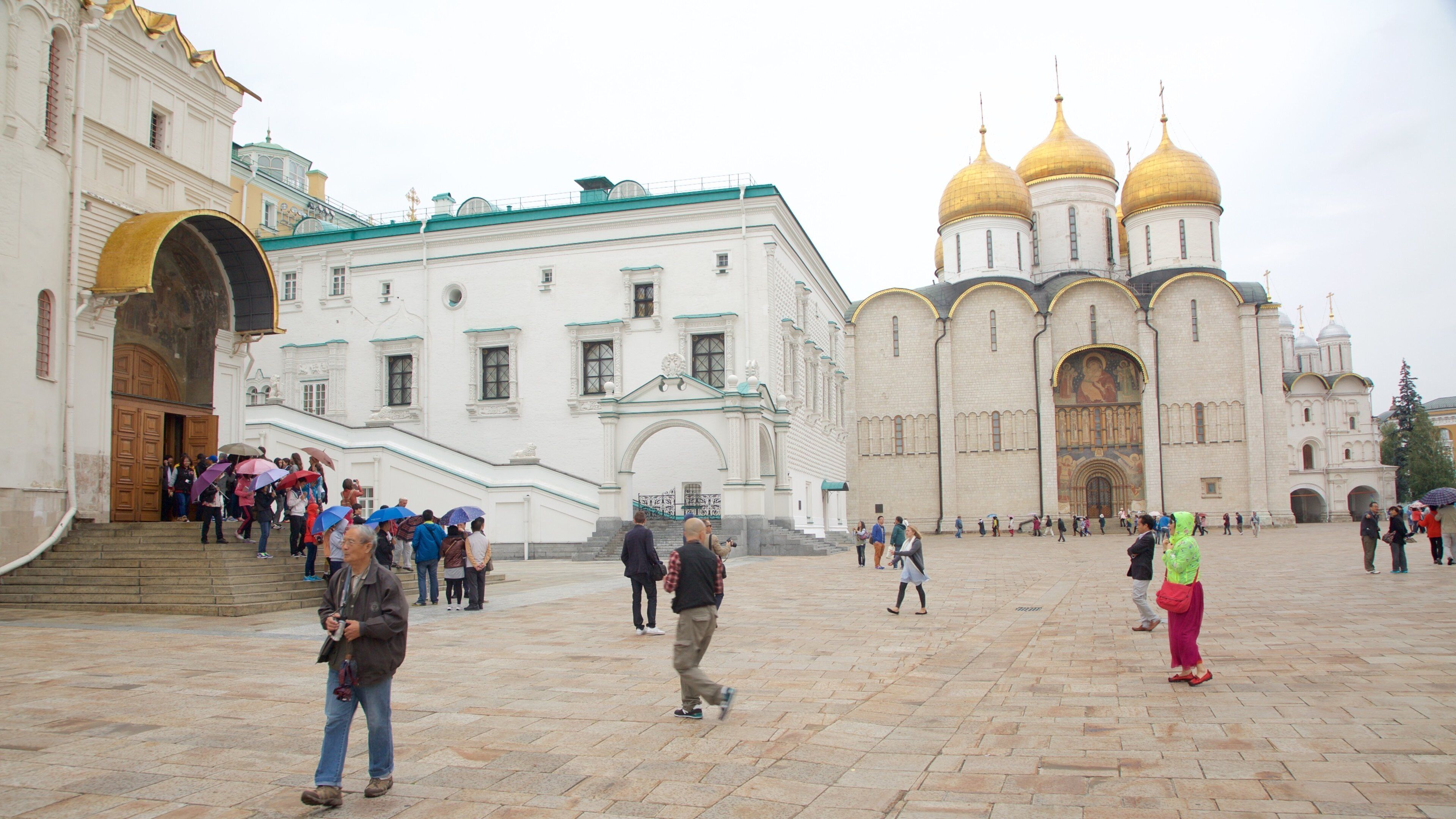 Uspenskijkatedralen presenterar gatuliv, ett torg och en kyrka eller katedral