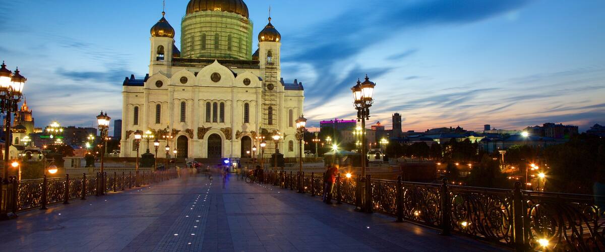Catedral de Cristo Salvador mostrando escenas nocturnas y patrimonio de arquitectura