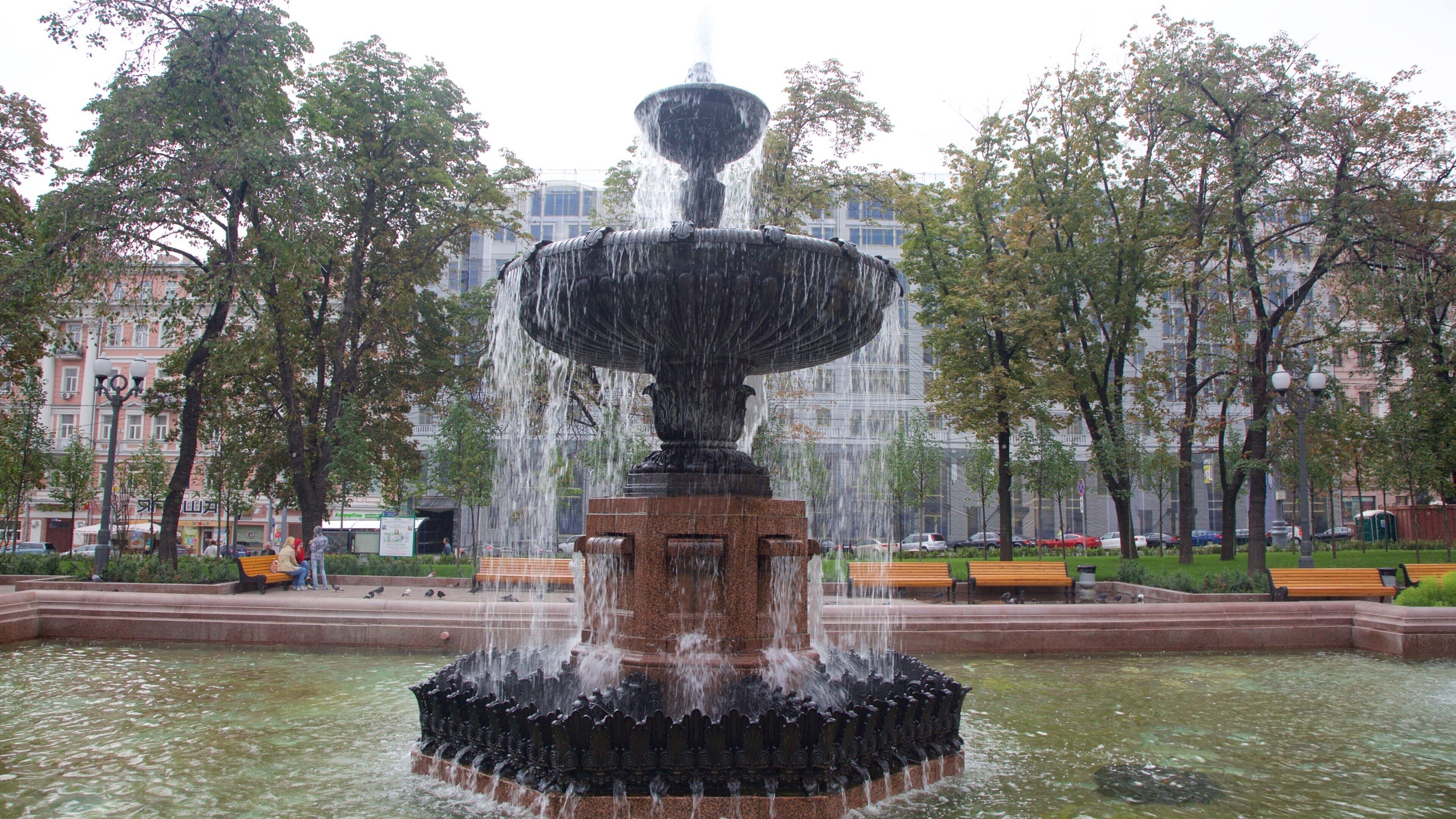 Quảng trường Pushkin cho thấy đài phun nước
