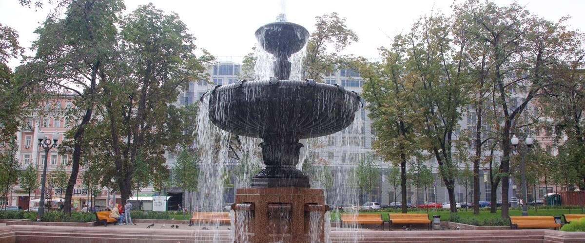 Plaza Pushkin mostrando una fuente