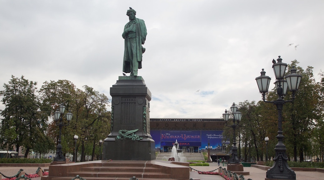 Pushkin Square showing a statue or sculpture
