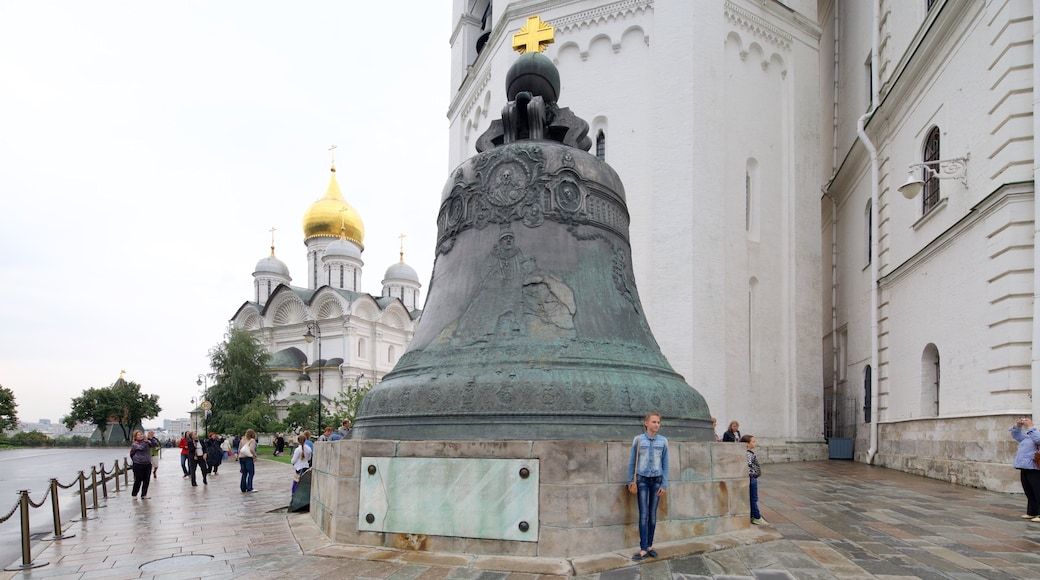 Tsar Bell - Tsar Cannon which includes heritage elements, heritage architecture and a statue or sculpture