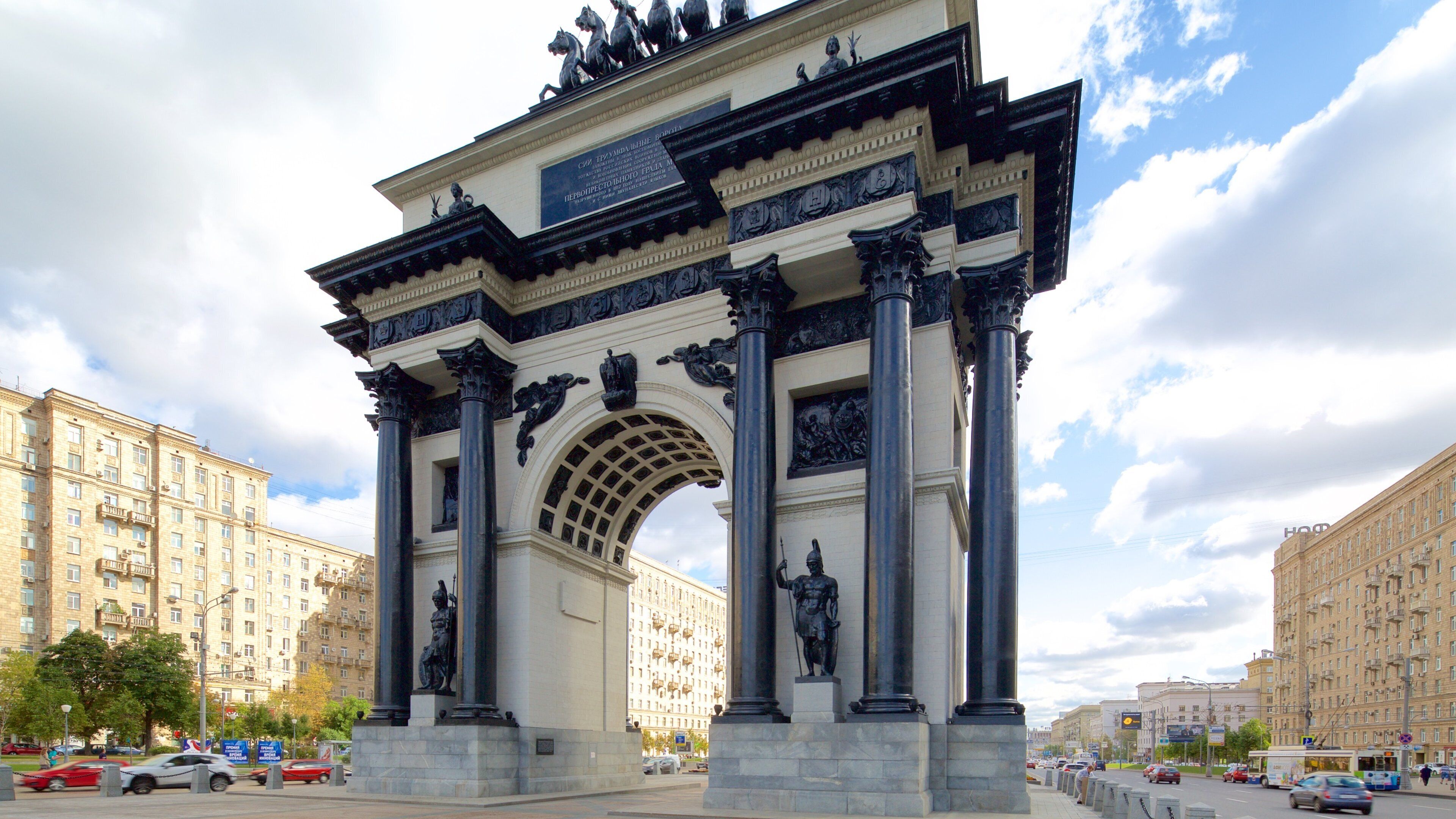 Triomfboog toont historische architectuur