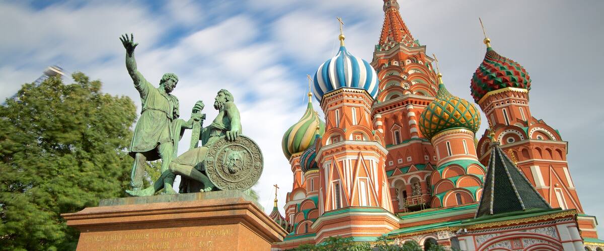 Minin and Pozharsky Monument showing heritage architecture