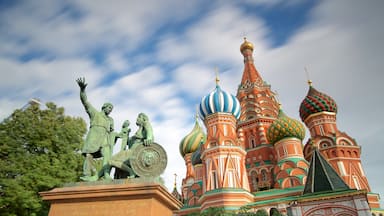 Minin and Pozharsky Monument showing heritage architecture