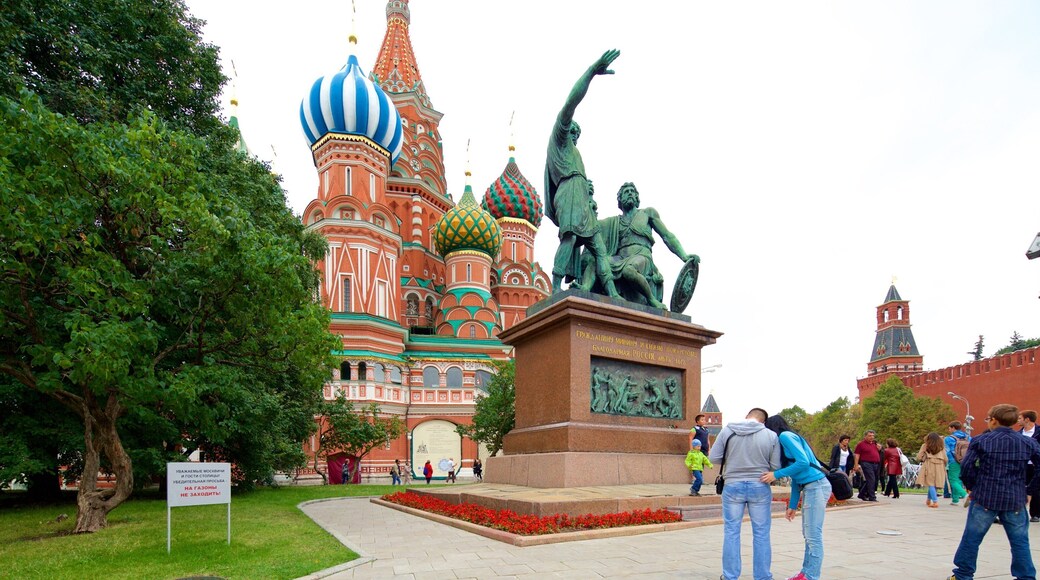 Minin- och Pozharsky-monumentet som inkluderar en staty eller skulptur och historisk arkitektur sÄvÀl som en liten grupp av mÀnniskor