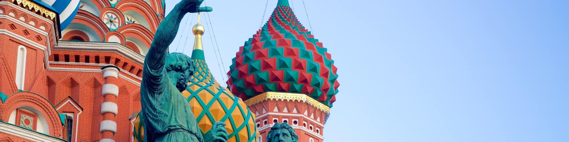 Minin and Pozharsky Monument which includes a statue or sculpture and heritage architecture