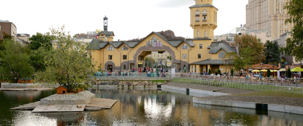 Zoo de Moscou qui includes animaux de zoo et mare