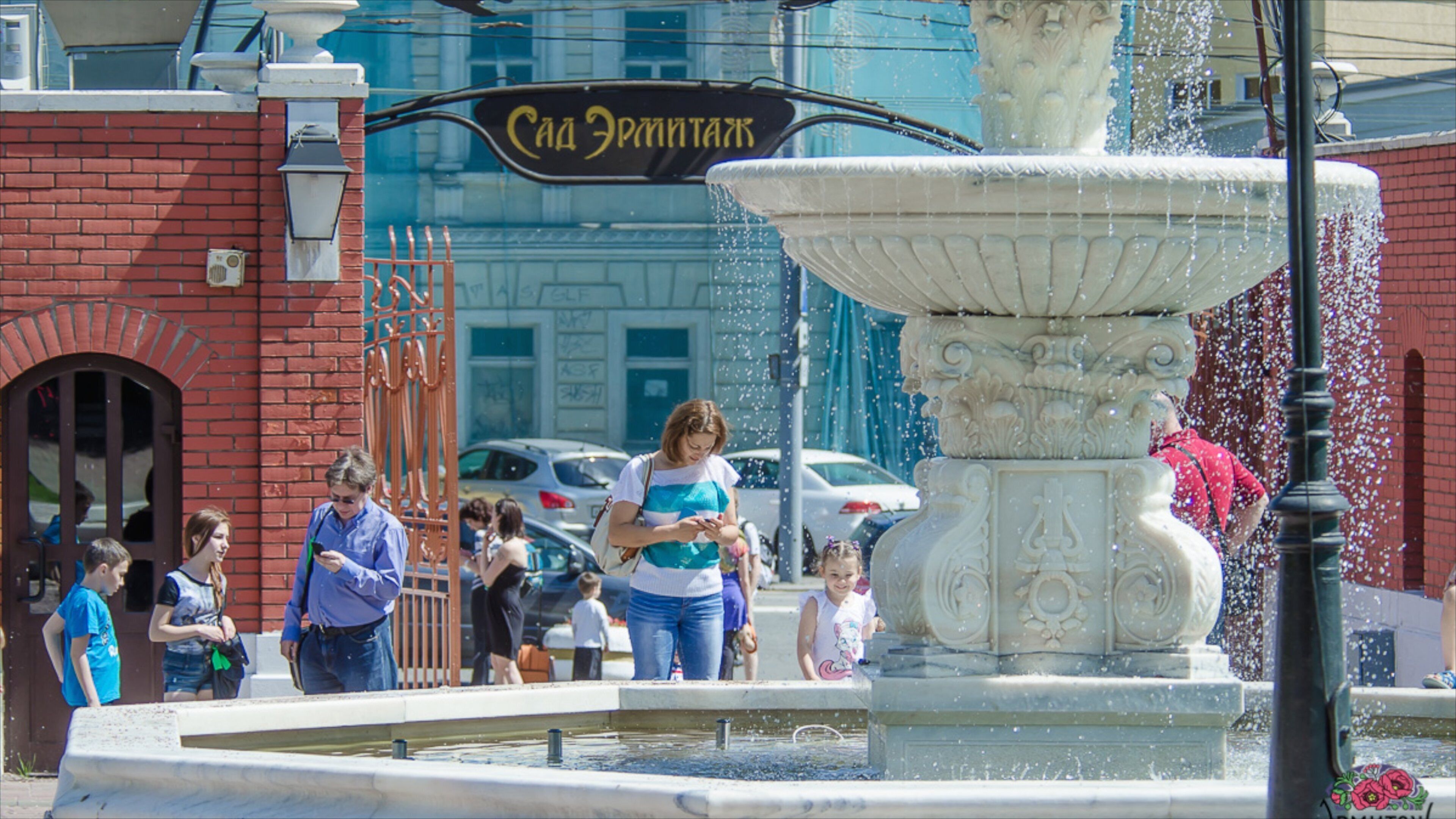 Hermitage Garden featuring a fountain