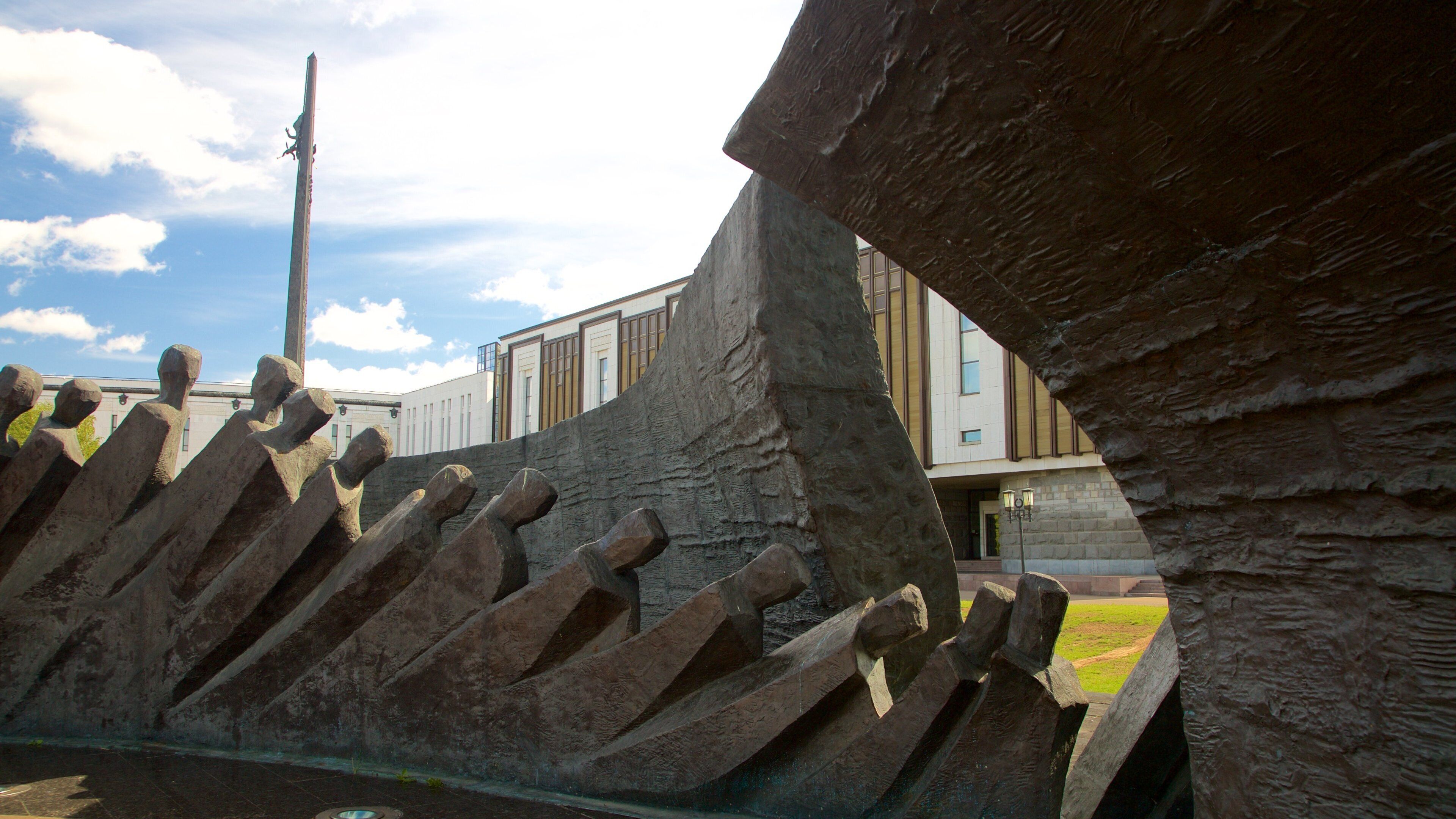 勝利公園 呈现出 雕像或雕塑 和 戶外藝術