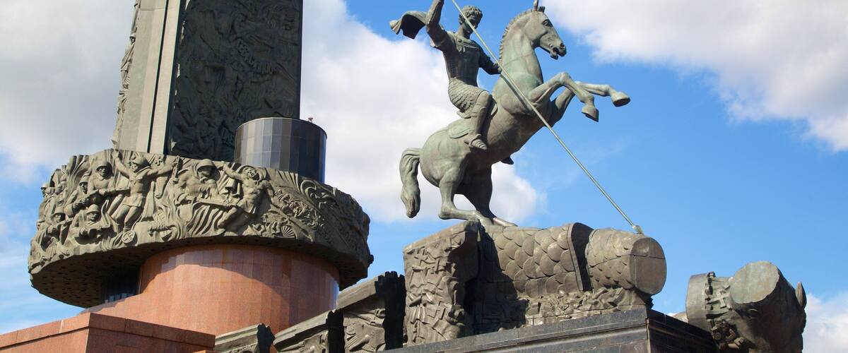 Segerparken som inkluderar en staty eller skulptur