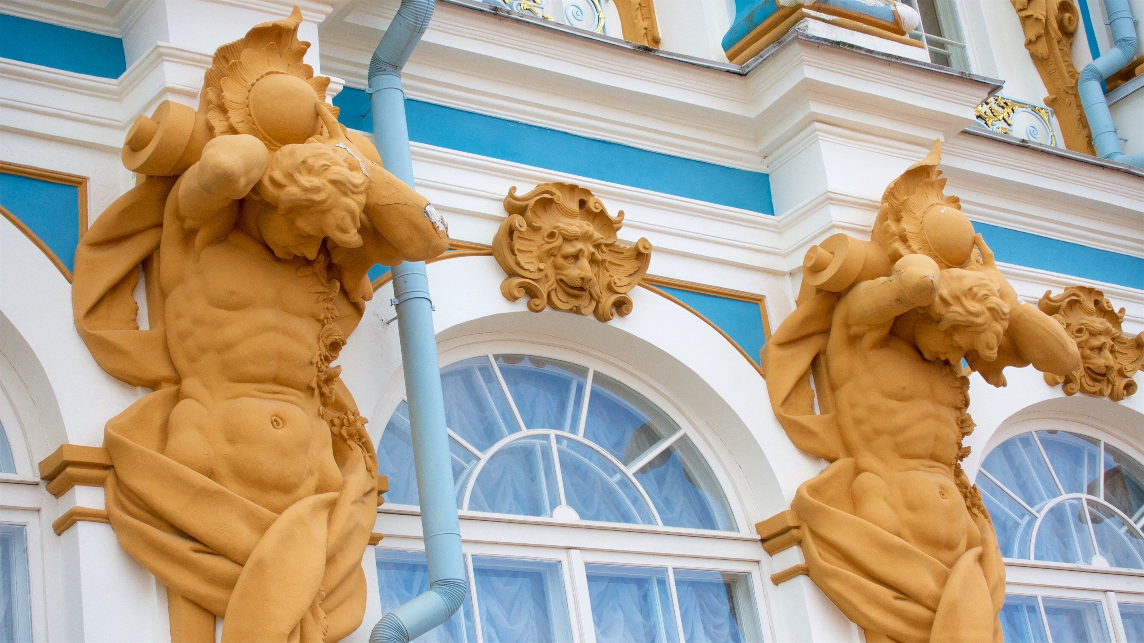 Palacio y Parque de Catalina en Tsárskoye Seló ofreciendo elementos del patrimonio