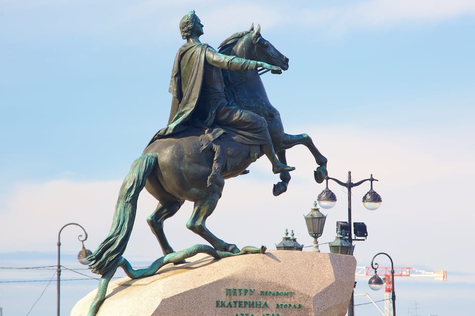 Une statue représentant un homme à cheval, placée sur un piédestal orné d’inscriptions.
