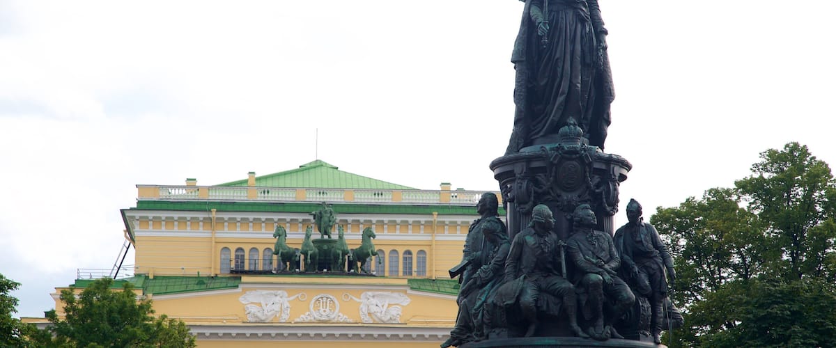 Alexandrinsky-teatret som omfatter en statue eller en skulptur
