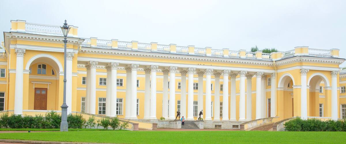 Alexander Palace featuring heritage architecture