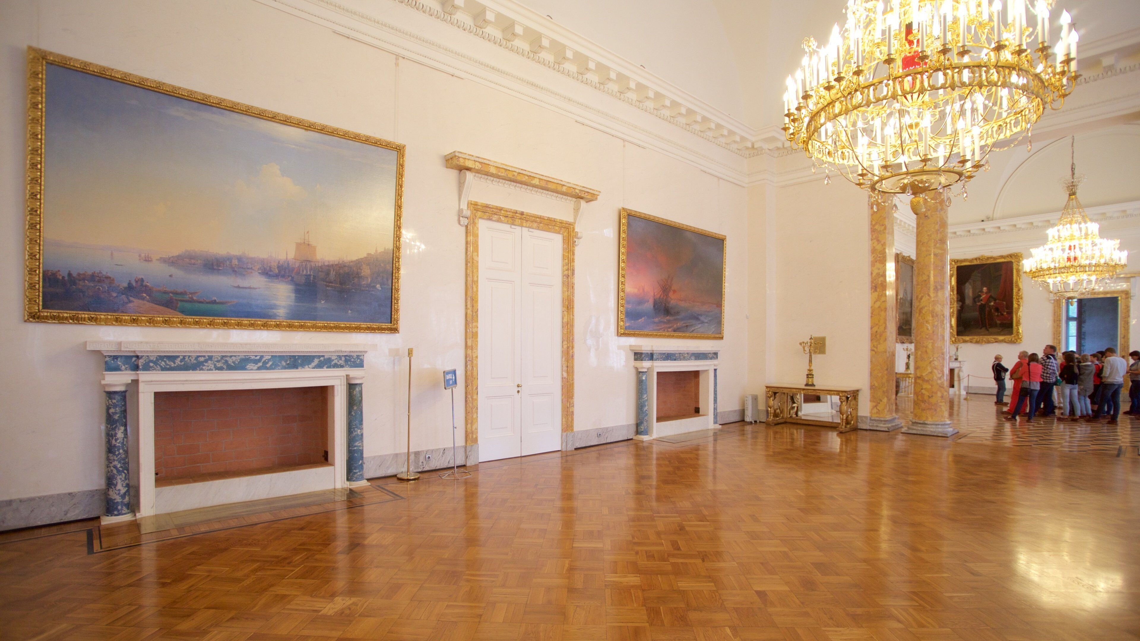 Alexanderpladsen som omfatter et slot og interiør