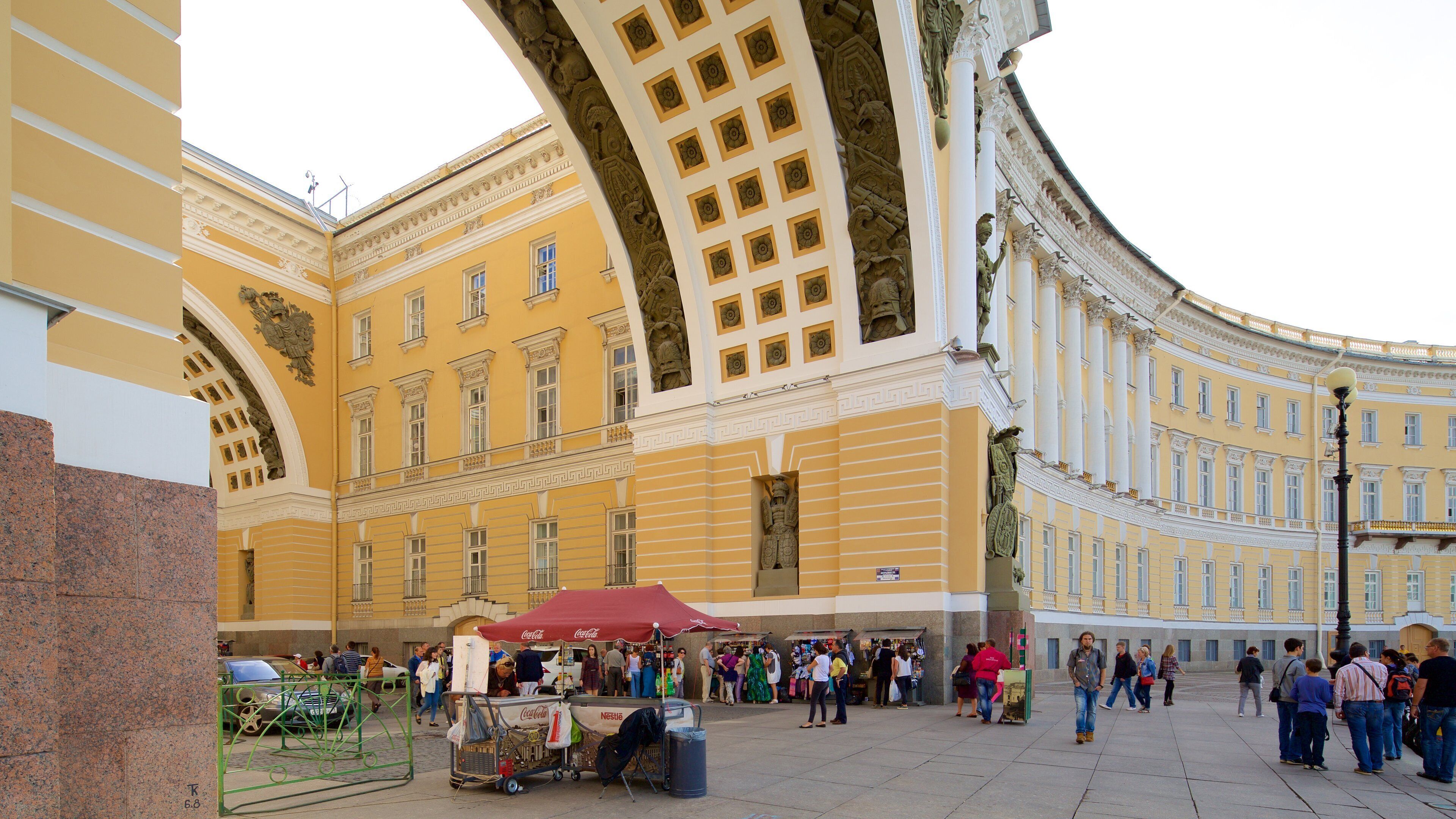 Palace Square showing heritage architecture and street scenes