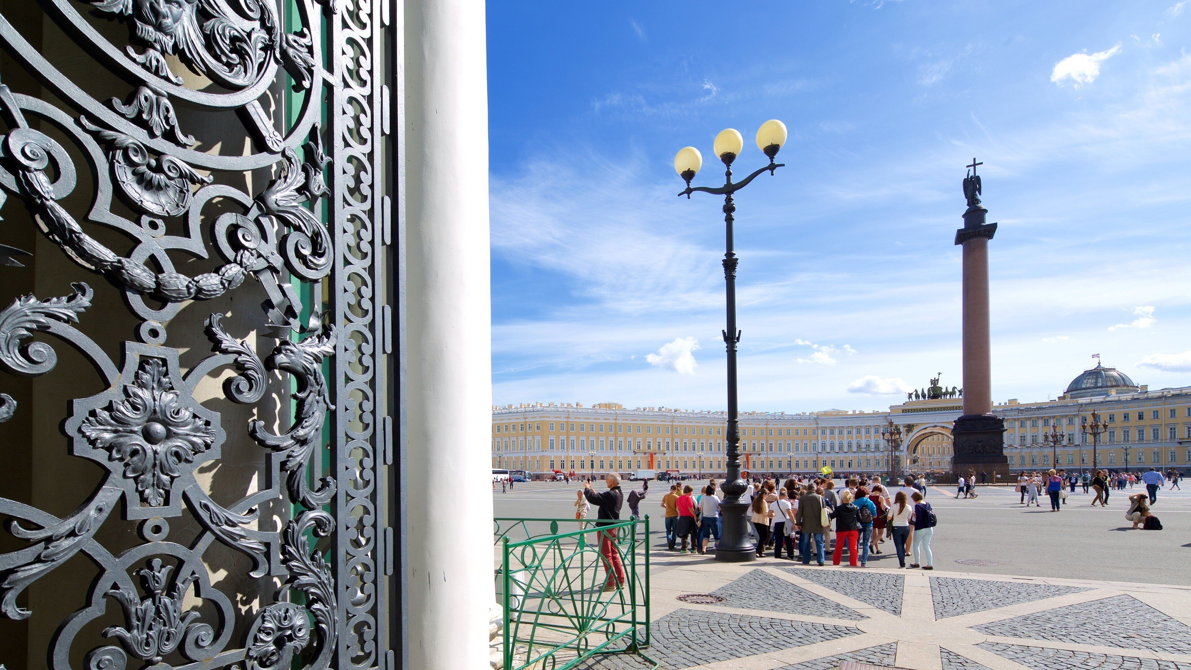 Piazza del palazzo mostrando piazza cosi come un piccolo gruppo di persone