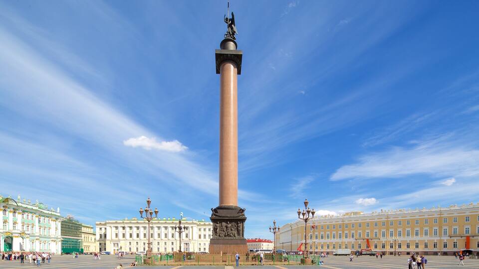 Alexandersäule mit einem Statue oder Skulptur und Platz oder Plaza
