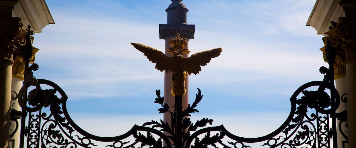 Alexandersäule mit einem Statue oder Skulptur