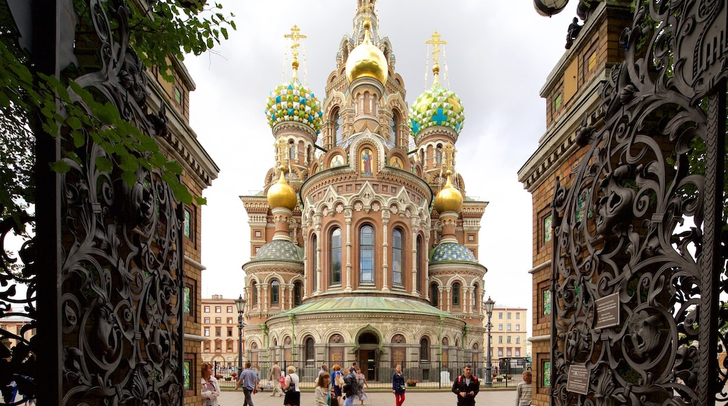 Frelseren av blodsutgytelsens kirke som inkluderer historisk arkitektur