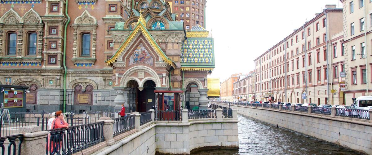 Cathédrale Saint-Sauveur-sur-le-Sang-Versé montrant patrimoine architectural et riviÚre ou ruisseau