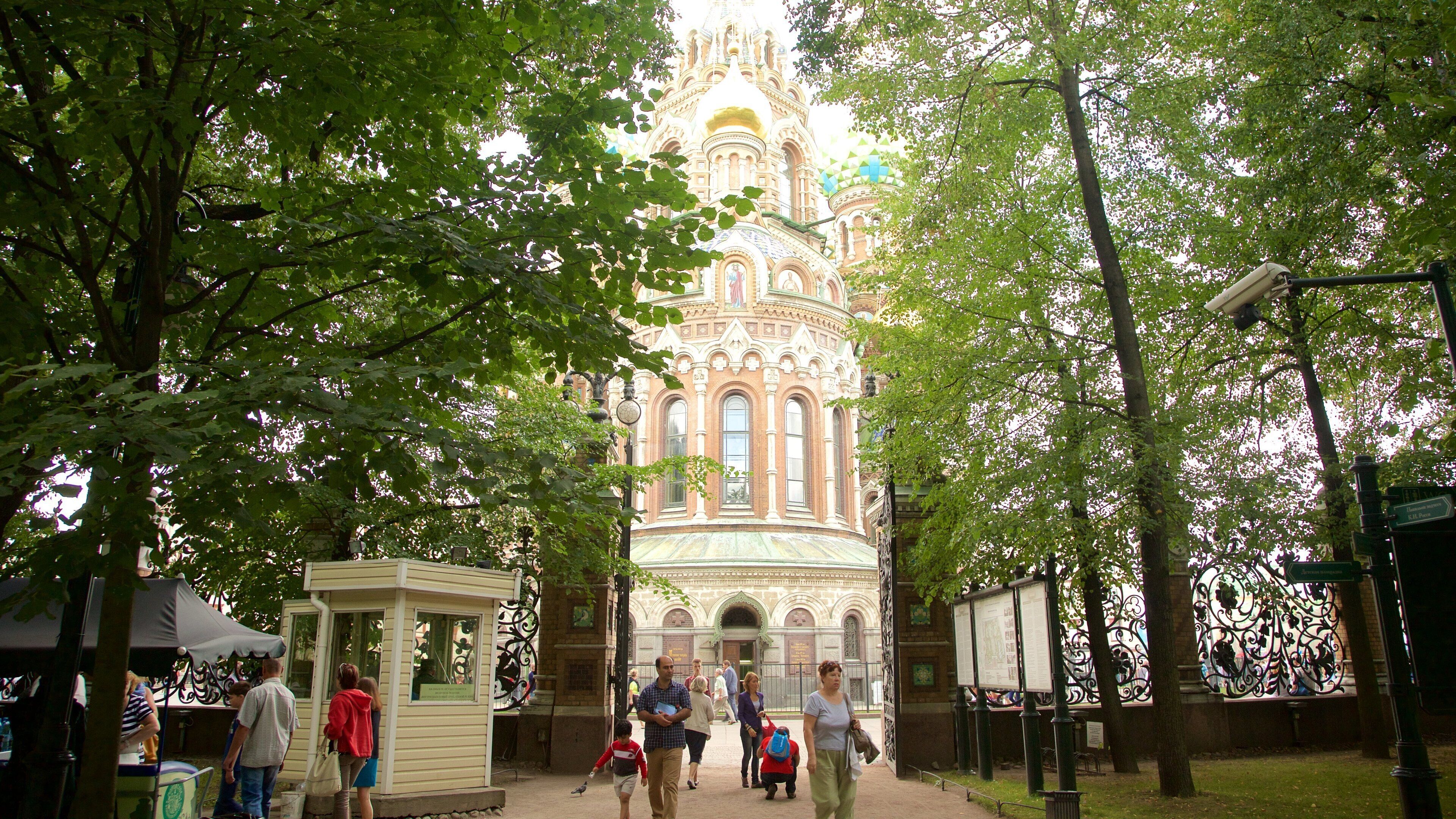 Frelseren av blodsutgytelsens kirke som viser hage i tillegg til en liten gruppe med mennesker