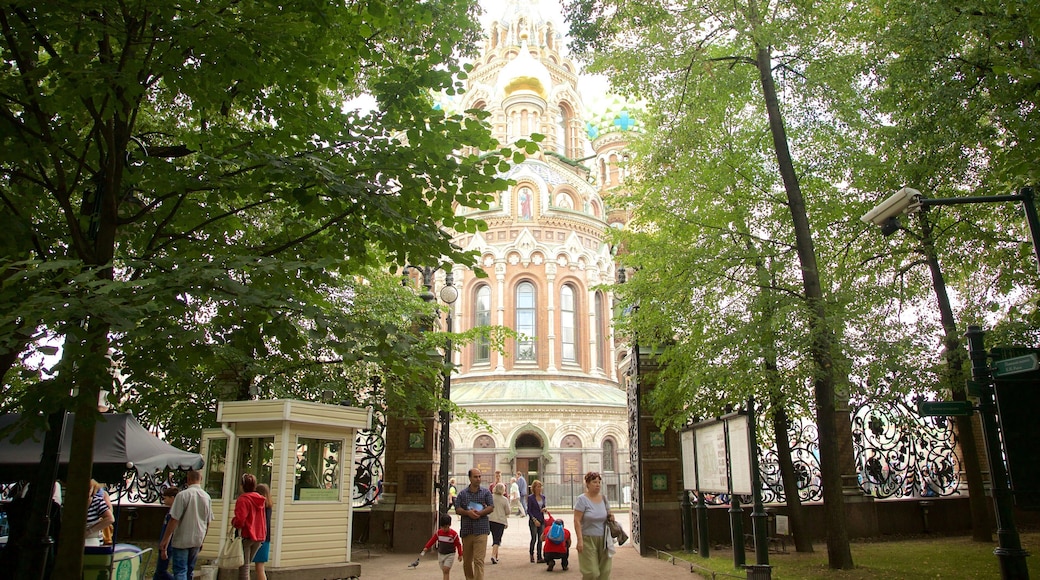 Frelseren av blodsutgytelsens kirke som viser hage i tillegg til en liten gruppe med mennesker