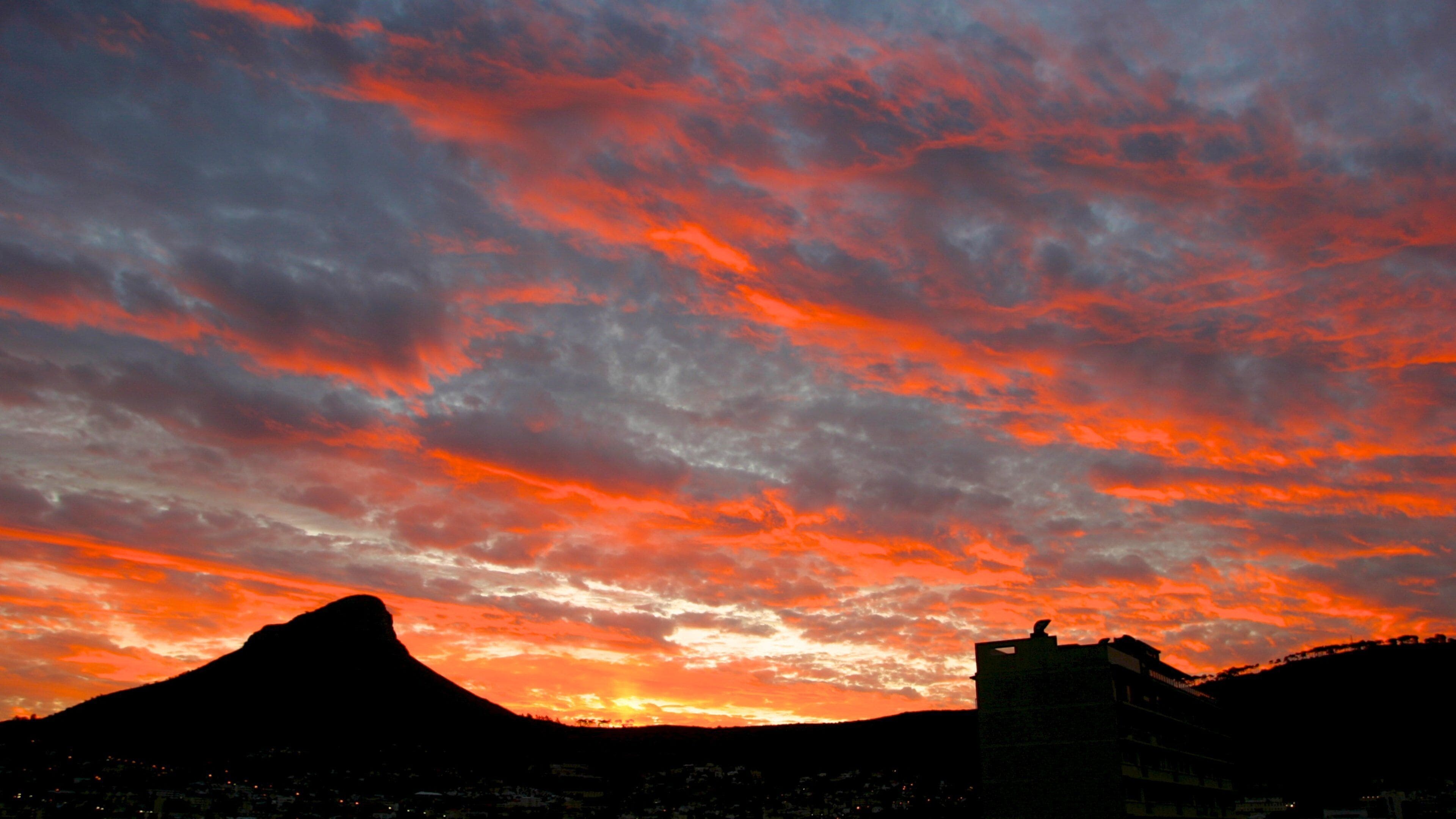 Table Mountain showing a sunset and mountains