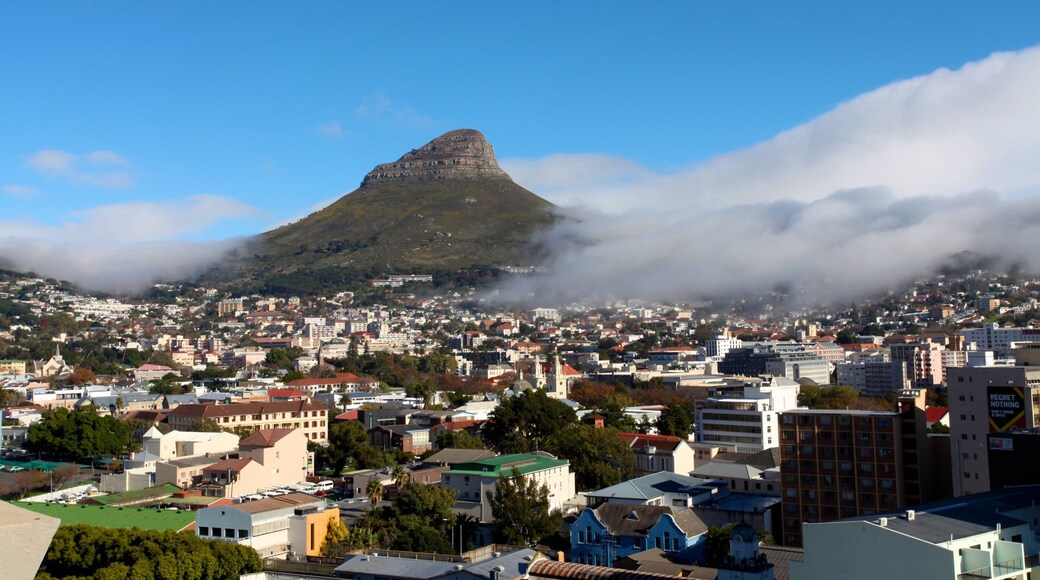 Pöytävuori johon kuuluu kaupunki, usvaa tai sumua ja vuoret