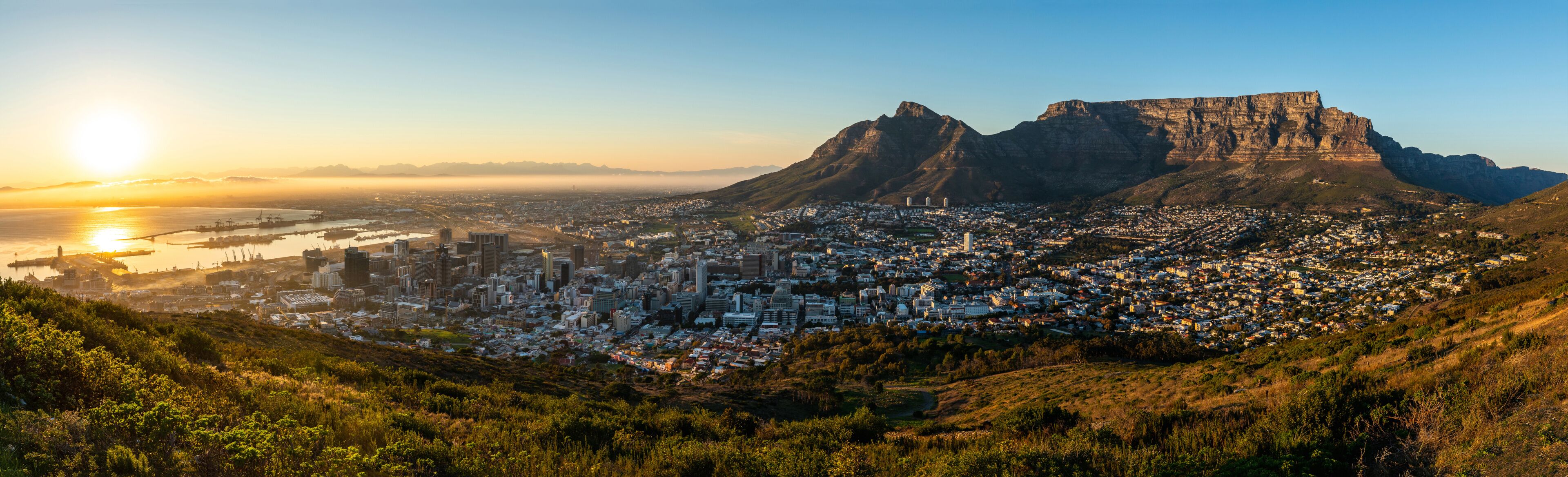 Rare cloudless view on capetown and the table mountain while sunrise.